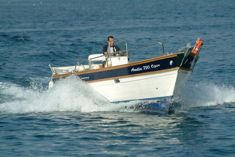 images/amelia-750-open-02.jpg 2